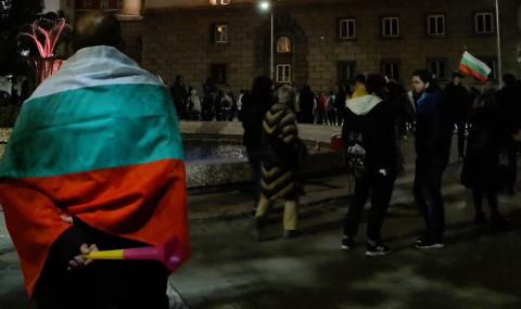 Ден 84: Протестиращите си разменяха номера на Борисов - 1