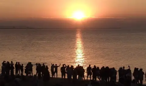 Хиляди хора на морето посрещнаха изгрева в първото юлско утро