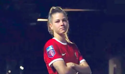 Осъдиха милионер, преследвал футболистка на Ливърпул със секс съобщения - 1