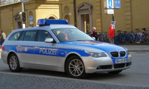 Подпалиха три полицейски коли в Дрезден - 1