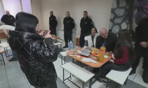 В Софийския затвор посрещнаха Коледа
