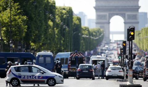 Кола се вряза в полицейски бус в Париж (ВИДЕО) - 1