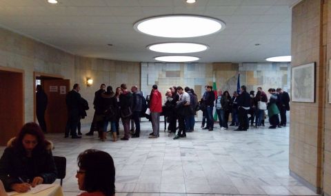 Българи чакат часове, за да гласуват в Германия - 1