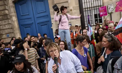 Протестиращи искат оставката на Макрон и френския премиер - 1