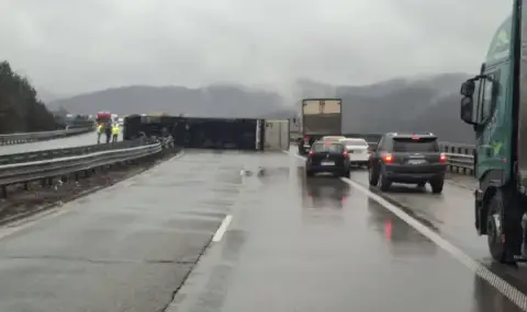 Обърнат тир блокира двете платна на магистрала „Хемус“ - 1