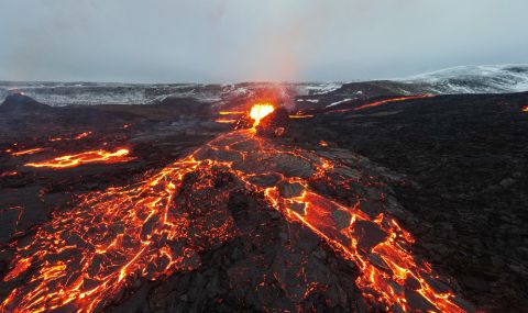 Зрелищно изригване на вулкан близо до международно летище в Исландия (ВИДЕО) - 1