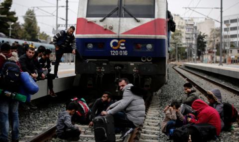 Мигранти блокираха жп транспорта в Гърция - 1