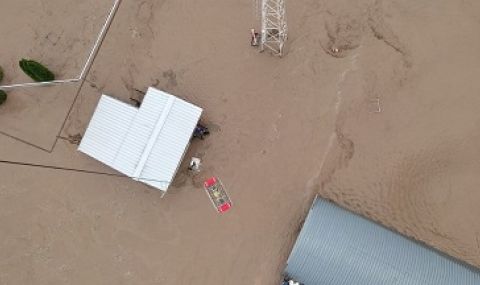 Трилистник: Мъж цял ден седял на покрива, отказвал да се евакуира - 1