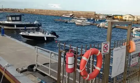 Due to the strong wind: A tourist boat hit the quay wall of the port in Sozopol  - 1