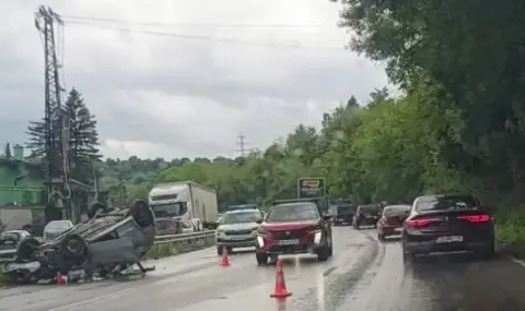 Кола се обърна по таван при Владая - 1