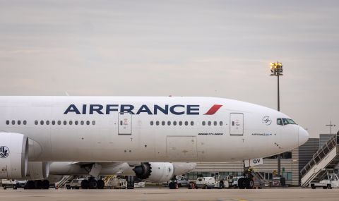 Френски самолет, превозващ 245 евакуирани от Судан, кацна в Париж  - 1