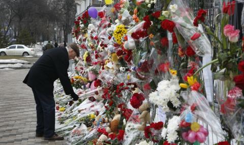Погребаха първите жертви на пожара в руския мол - 1