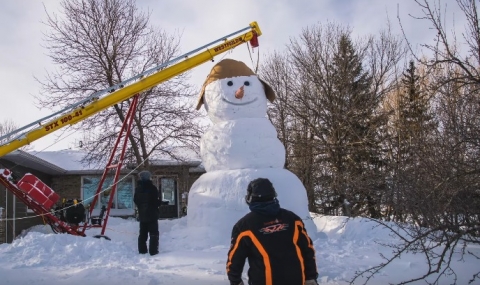 Канадци вдигнаха 6-метров снежен човек (ВИДЕО) - 1