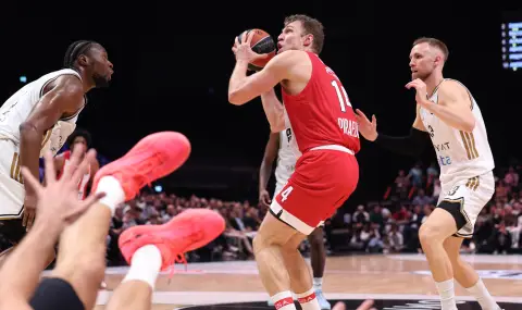 Александър Везенков с контузия на лицето след победата на Олимпиакос над Монако - 1