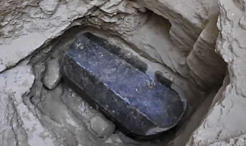 Откриха огромен черен саркофаг в Египет. Дали в него не лежи нефилим? (ВИДЕО) - 1