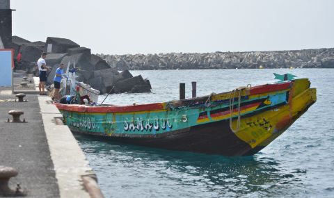 Малка лодка с 280 мигранти акостира на испанските Канарски острови - 1