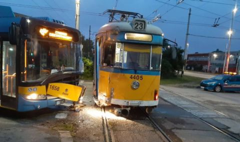 Тролей и трамвай се блъснаха в София - 1