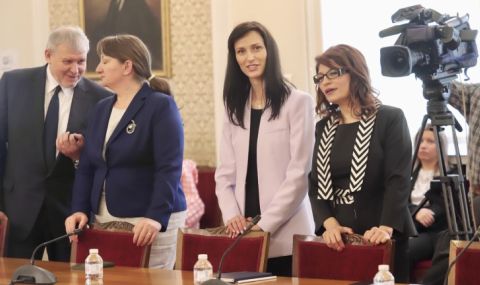 Кандидатът за премиер на ГЕРБ-СДС Мария Габриел се среща с ПП-ДБ - 1