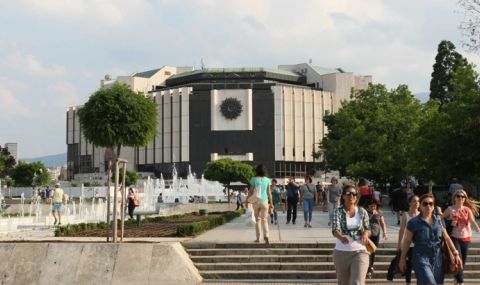 Министерството на културата: Ще се съобразим с подадената от ръководството на НДК оставка - 1