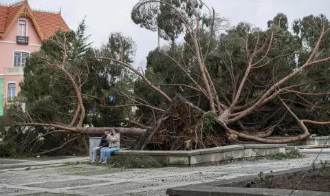 Ураганът „Кристин“ взе най-малко пет жертви в Португалия - 1