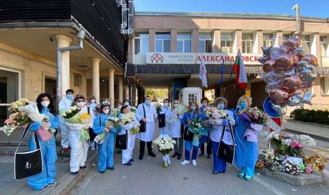 Лили Иванова зарадва лекари от Александровска болница - 1