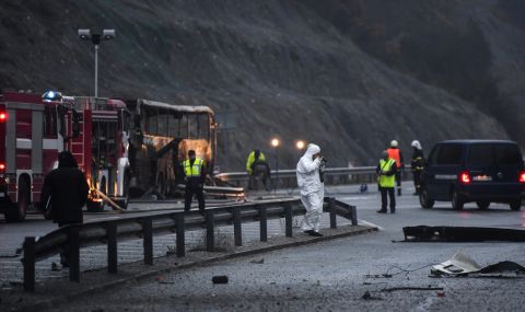 В Северна Македония се питат защо катастрофиралият автобус е изостанал от другите - 1
