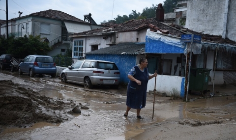 Жертвите на наводненията в Гърция вече са 4 - 1
