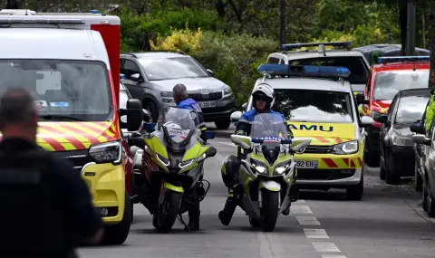 Мъж намушка преподавателка и момче в средно училище във Франция - 1