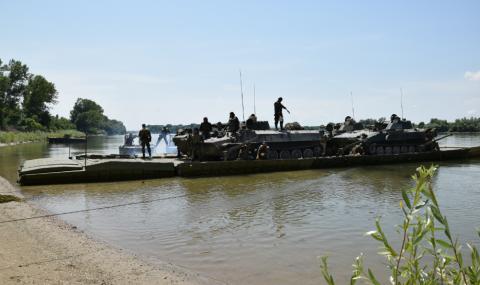 Военните проведоха учение с плавателна платформа на брега на Дунав - 1