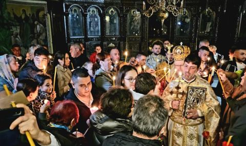 Родните храмове посрещнаха вестта за Христовото Възкресение - 1