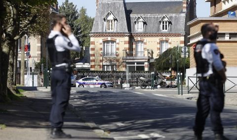 Екшън в Париж! Нападател крещи "Аллах Акбар! Франция е управлявана от Ислямска държава" - 1