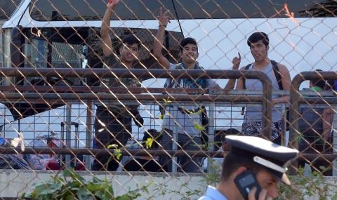 Гърция открива на остров Самос първия лагер за бежанци от затворен тип - 1