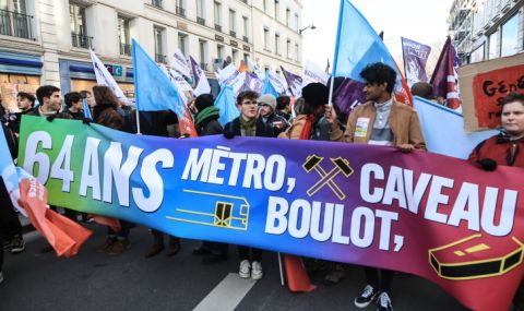 Хиляди излязоха на протест в Париж срещу пенсионната реформа - 1