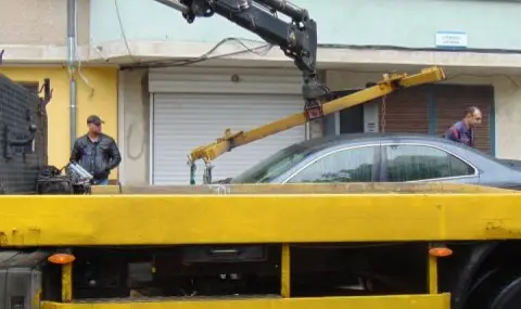 Паяк вдигна колата на служител на ДАИ Пловдив, той свали номерата на репатрака - 1