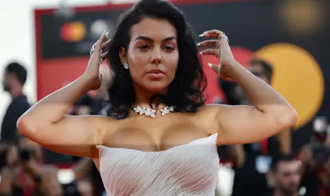 Половинката на Кристиано Роналдо направи своя голям дебют на червения килим без него - 1