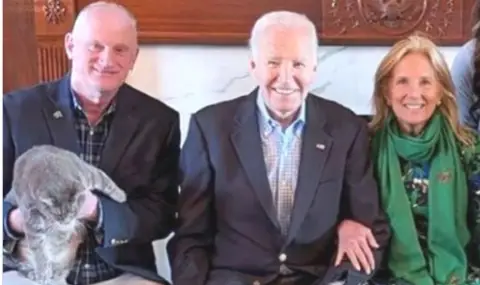 Джо Байдън и съпругата му Джил осиновиха две черни кученца лабрадор от приют - 1