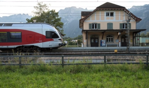 Френски влак се заби в паднало дърво - 1