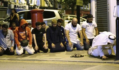 Кърваво нападение срещу мюсюлмани в Лондон (СНИМКИ) - 1