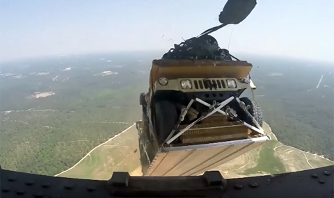 Как U.S. Army спуска Hummer от 1500 метра - 1