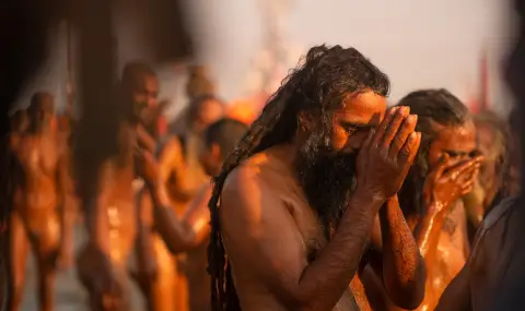 Голи монаси мажат с пенисите си поклонници с пепел в непалски храмове - 1