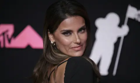 Нели Фуртадо се подигра на хейтърите с комичен тоалет (СНИМКИ) - 1