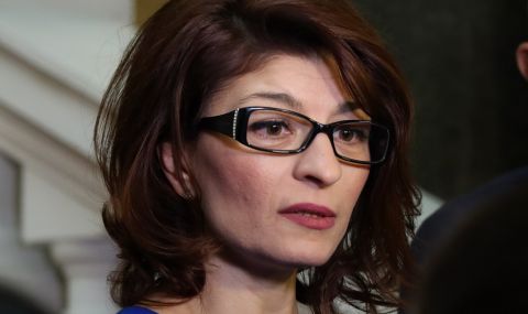 Десислава Атанасова: ПП се държат истерично - 1