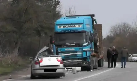 Катастрофа между ТИР и кола на пътя Враца - Оряхово, има загинала жена  - 1
