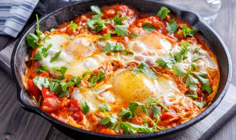 Рецепта на деня: Яйца на очи върху канапе от домати - 1