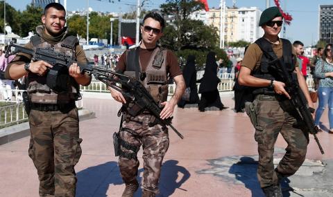 Гардовете на Ердоган извадиха оръжия в Сараево - 1