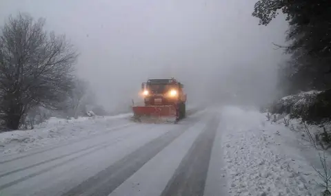 АПИ: 468 снегорина обработват републиканските пътища, трасетата са проходими при зимни условия