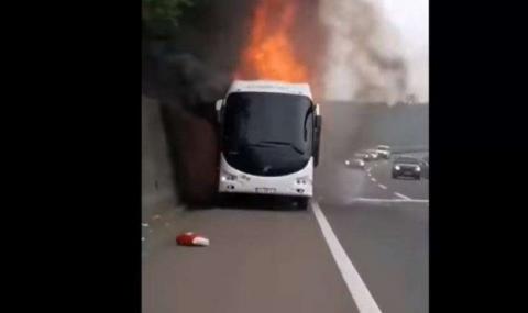 Автобус изгоря като кибрит в аварийното платно (ВИДЕО) - 1