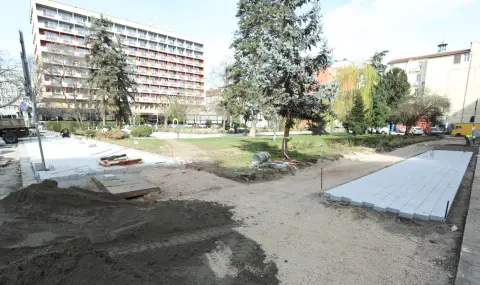 След като години бе изоставена от общината: Започва реновиране на градинката пред хотел "Рила" - 1