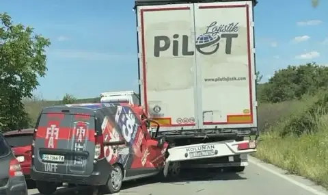 Пикап се вряза в ТИР на пътя Криводол - Монтана
