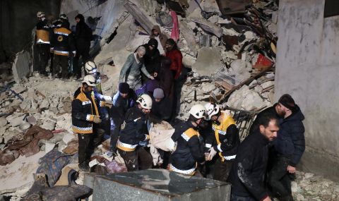 Спасителни екипи откриват още оцелели след разрушителните земетресения в Южна Турция - 1